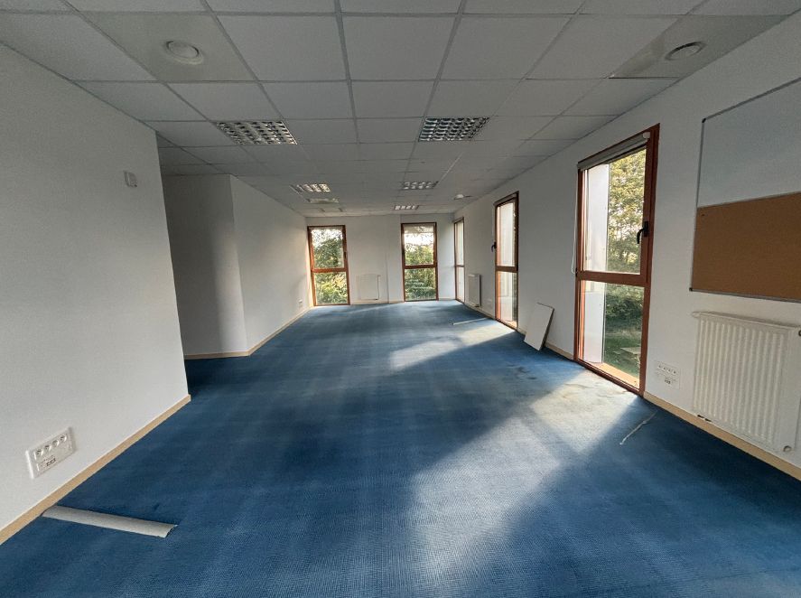 Vente Location Bureaux ST-EVARZEC Surface 860 m² Bureaux AUTRE DEPARTEMENT