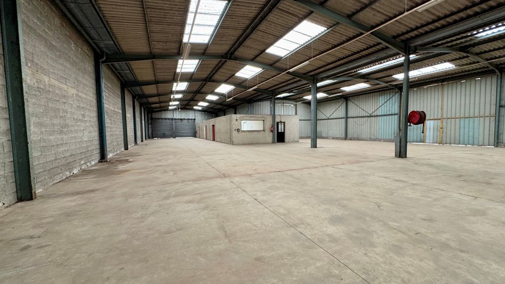 Entrepôts à vendre sur ST JACQUES DE LA LANDE